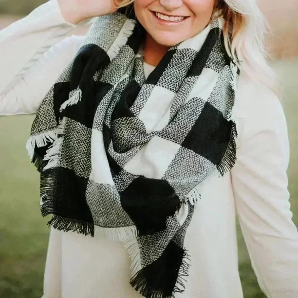 Checker White / Black Blanket Scarf - Picture 1 of 4